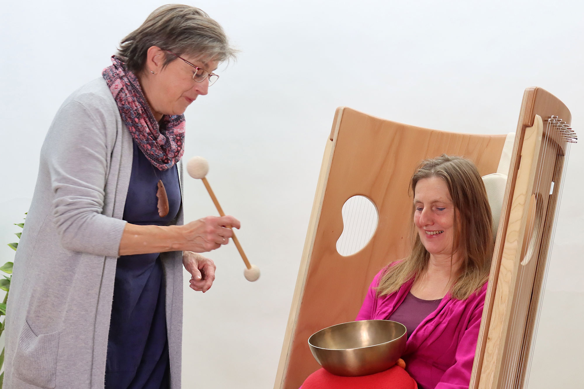 Klangstuhl-und-Klangschale